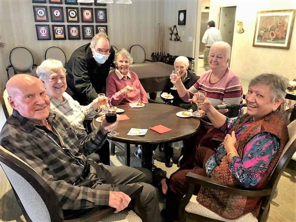 Ted Lasso inspire les aînés canadiens à "Croire". - All Seniors Care Group of seniors socializing at a table